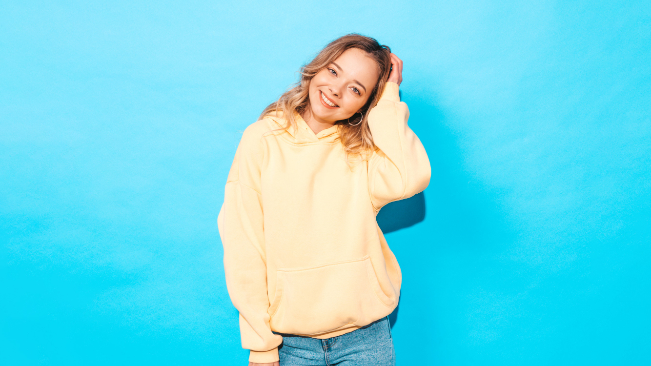 Niña on sudadera amarilla